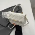 Weisse gesteppte Umhaengetasche fuer Damen, stilvolle kleine quadratische Handtasche. - Weiß