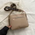 Elegante khakifarbene Damen Umhängetasche mit breitem Gurt, modische Freizeittasche für Alltag. - Khaki