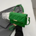 Grüne gesteppte kleine Damentasche, stilvolle minimalistische Umhängetasche mit Griff. - Grün