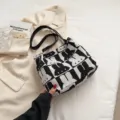 Schwarze und weiße gestrickte Tasche mit Häschenmuster, stylische Schultertasche für Damen. - Weiß