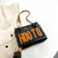 Schwarze PU Leder Totetasche mit braunem Buchstaben Print und Kette Damen Herbst Winter Mode. - Schwarz
