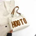Weisse modische Schulter-Totetasche mit braunem Buchstabenprint, grosse Freizeithandtasche. - Khaki