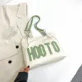 Damen weisse Schulter Shopper Tasche mit gruenem Buchstaben Aufnaeher grosse Kapazitaet - Grün
