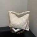 Gesteppte Damen-Shopper-Tasche, große cremeweiße PU-Leder-Umhängetasche mit goldener Kette. - Weiß