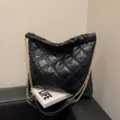 Schwarze gesteppte Umhängetasche mit Goldkette, weiche Leder Tasche mit großem Volumen. - Schwarz