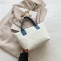 Weisse Kord Handtasche mit blauen Griffen und Goldkette schicke Lässige Umhängetasche Damen - Weiß mit Blau