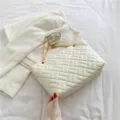 Elegante weiße gesteppte Kettentasche für Damen, geräumige Schultertasche mit goldner Kette. - Weiß