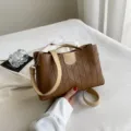 Lässige Umhängetasche Shopper mit Zickzack-Muster, stilvolle braune Damentasche als Variante. - Braun