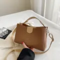 Braune Handtasche mit Krokodilmuster, stilvolle Damen Umhängetasche und Schultertasche. - Braun