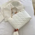 Weisse gesteppte Schultertasche fuer Damen, elegante grosse Handtasche fuer den Alltag - Weiß