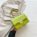 Grüne wellenförmige Umhängetasche, modische Damen Schultertasche mit Kette für den Herbst. - Grün