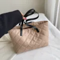 Elegante gesteppte Tasche mit großem Fassungsvermögen, bequemen schwarzen Griffen für den Alltag. - Khaki