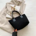 Schwarze Kord-Handtasche mit goldener Kette, stilvolle Damen-Freizeittasche für Alltag. - Schwarz