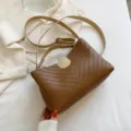 Schicke braune Damen Schultertasche mit Chevron Muster, minimalistische Kunstleder Tasche. - Khaki
