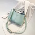 Stilvolle grüne Damen Umhängetasche mit Kroko Muster, elegante Handtasche für den Alltag und Arbeit. - Grün