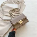 Schicke Wellen-Klapp-Umhängetasche für Damen, stilvolle Kettentasche mit elegantem Design. - Khaki