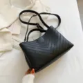 Schwarze gesteppte Schultertasche stilvolle Damen Umhängetasche elegante Handtasche - Schwarz