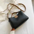 Einfallsreiche schwarze Damen Achseltasche mit braunen Trägern und gestepptem V-Muster Design. - Braun