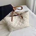 Beigefarbene gesteppte Tote Tasche für Damen, große lässige Umhängetasche mit braunem Henkel und Stil. - Weiß