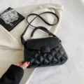 Schwarze gesteppte Umhängetasche mit geflochtenem Griff, stilvolle PU Leder Klapptasche für Damen. - Schwarz