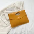 Borsa a mano in pelle PU con stampa coccodrillo gialla, design retrò ed elegante. - Giallo