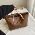 Braune gesteppte Tote Tasche mit beigen Henkeln, stilvolle große Umhängetasche für Damen. - Kaffee