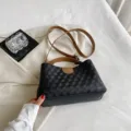Einfashion schwarze braune PU Leder Umhängetasche für Damen mit schickem geometrischem Muster. - Schwarz