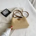 Schicke geometrische Umhängetasche in Beige, stilvolle PU-Leder-Crossbody-Tasche für Damen. - Khaki