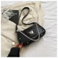 Schwarze Kroko-Muster Baguette Umhängetasche für Damen mit schicker Kette und Herz-Metallschließe. - Schwarz