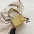Goldfarbene metallische Kroko-Muster Umhängetasche mit silberner Kette für Damen Mode Freizeit. - Gold