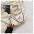 Weißes Schultertasche mit Steinmuster, Metall-Herz-Schnalle und Kette für Damen. - Weiß