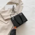 Schwarze glänzende Kroko-Muster Handtasche mit Kette, stylische Umhängetasche für Damen. - Schwarz