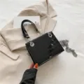Schwarze Kroko Lackleder Kette Umhängetasche, modische lässige Crossbody kleine Damentasche. - Schwarz