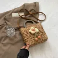 Modische gewebte Stroh Eimer Tasche für Damen mit Holzgriff und niedlicher Blumen-Dekoration - Mit Anhänger / Braun