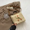 Geflochtene Stroh Eimer Tasche mit Holzgriff stylische lässige Umhängetasche für Damen Sommertasche - Mit Anhänger / Gebrochenes Weiß