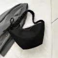 Schwarze Canvas Dumpling Umhängetasche, lässige Plissee Crossbody Tasche, minimalistisch. - Schwarz