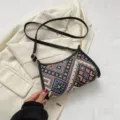 Ethnische Halbmond Schultertasche im Ethno-Stil mit gewebtem Muster und schwarzem Rand. - Schwarz