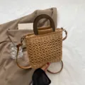 Schicke gewebte Strohtasche mit Holzgriff, stilvolle, lässige Beuteltasche für Damen. - Ohne Anhänger / Braun