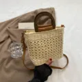 Stilvolle Damen Strohgewebe Eimer Tasche mit Holzgriff und PU Leder Riemen für Freizeit. - Ohne Anhänger / Gebrochenes Weiß