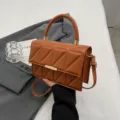 Braune gesteppte kleine Damentasche, elegante PU Leder Umhaengetasche mit Metallgriff fuer Mode. - Braun