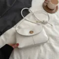 Elegante weisse minimalistische Umhaengetasche mit Metallverschluss fuer Damen Alltag - Weiß