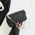 Schwarze Kristall Strass Zylinder Schultertasche mit Perlen Griff und Metallkette. - Schwarz