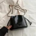 Schwarze PU-Leder-Eimer Tasche mit Kettengurt und praktischem Kordelzug für Damen. - Schwarz