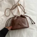 Braune PU Leder Beuteltasche mit Kettengurt und Kordelzug für Damen modische Alltagstasche. - Braun