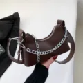Modische braune Leder Achseltasche für Damen mit silberner Kette für den perfekten Look. - Kaffee