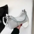 Modische weiße Damen Achseltasche mit silberner Kette, schicke PU Leder Umhängetasche. - Weiß