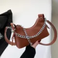 Braune Damen Schultertasche PU Leder Trendige Achseltasche mit Silberner Kettendekor - Braun