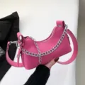 Rosa Baguette Schultertasche für Damen, stilvolle Kettentasche und schicke Umhängetasche. - Fuchsia