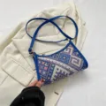Ethno-Stil gewebte unterarm Umhängetasche mit blauem Lederbesatz und geometrischem Muster. - Blau