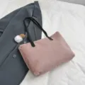 Rosa Plüsch Schultertasche aus Kunstfell mit schwarzen Lederriemen und süßem Anhänger. - Mit Anhänger / Hellrot
